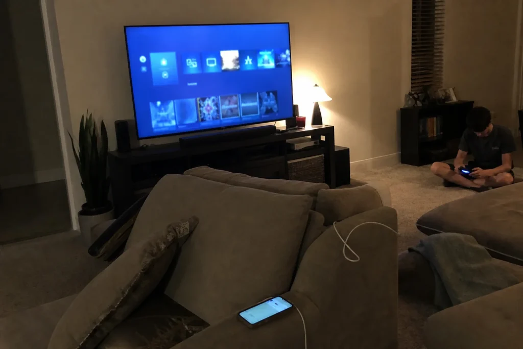 Tonåring sitter i vardagsrummet och spelar tv-spel en kväll, i samband med Netflix Games nedläggning.