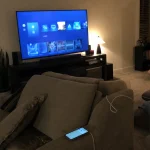 Tonåring sitter i vardagsrummet och spelar tv-spel en kväll, i samband med Netflix Games nedläggning.