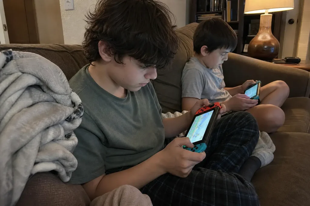 Tonåring sitter i soffan och spelar Nintendo Switch Sports Resort mot ett syskon en vanlig kväll hemma.